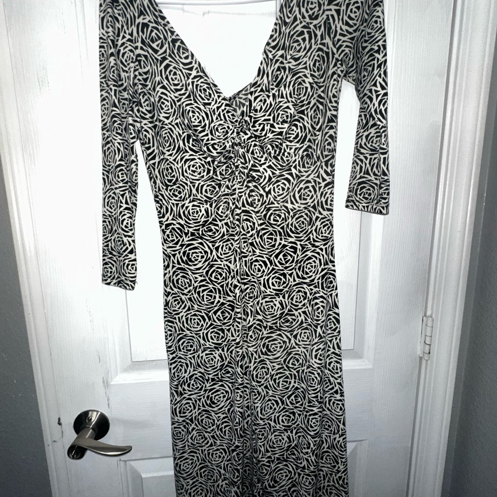 Elegant Black and White Floral Dress - Picture 2 of 2